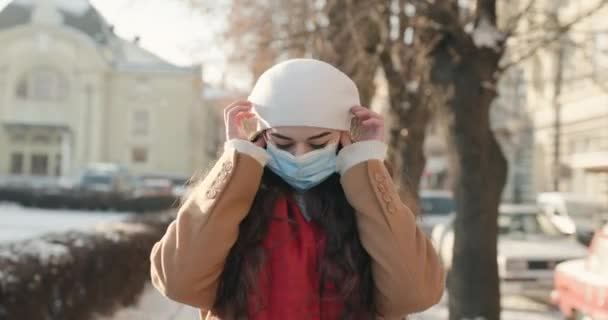 かなり若い女性がマスクを脱いで新鮮な空気を吸い込み — ストック動画