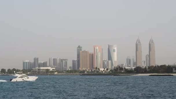 Dubai, Emirados Árabes Unidos 6 de abril de 2021. Férias luxuosas. Tanhouses à beira-mar. O iate navega no mar. Férias caras. — Vídeo de Stock