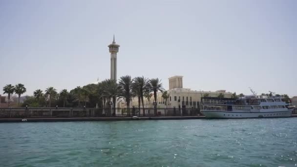 Dubai, Egyesült Arab Emírségek - 2021. április 6. Egy hajón utazott Dubaiban. Drága turisztikai vakáció. — Stock videók