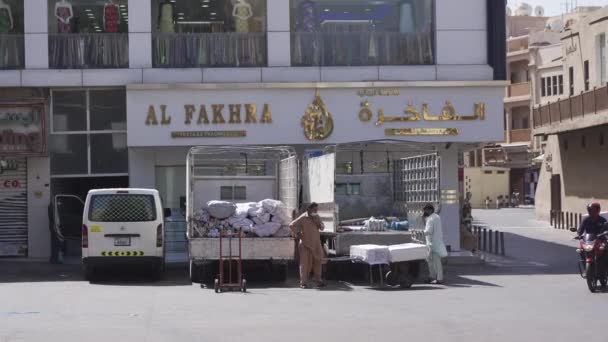 Dubai, Emiratos Árabes Unidos - 6 de abril de 2021. Mercado en una gran ciudad. Mercado cerca de la carretera en Dubai. — Vídeos de Stock