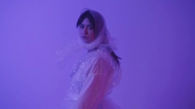 Kız polietilen kullanırken bilinci zorlar. Plastik giyen genç bir kızın moda imajı..