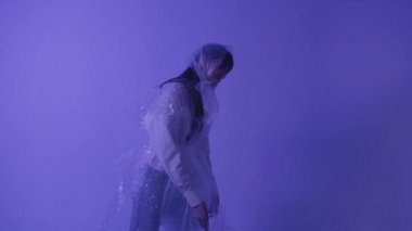 Kız gezegeni kirlilikten korumak için plastiğe sarılmıştı. Kız polietilen giymişti..