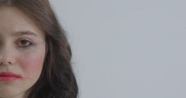 Videoda ağlayan kızların sadece yarısının yüzü görünüyor..