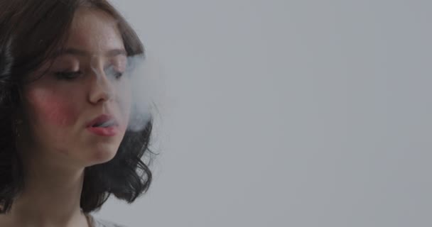 Ένας έφηβος καπνίζει ένα τσιγάρο. Η επιθυμία να δοκιμάσω κάτι κακό. — Αρχείο Βίντεο