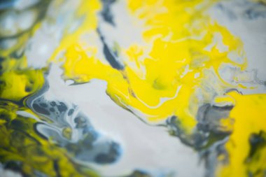 Resimlerin yardımıyla resim yapmak. Renkli gölgelerde sanat sıvısı.