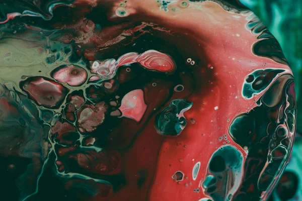 Sıvı kırmızı-yeşil renk. Moda bir resim. Sıvı makro atış.
