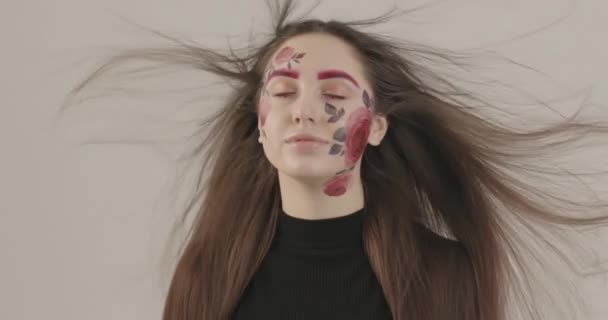 Model wird bei Dreharbeiten im Studio mit sich entwickelnden Haaren groß — Stockvideo