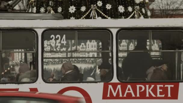 Черновцы, Украина - 23.12.2019. люди деловито садятся на троллейбус. Город готовится к новогодним праздникам — стоковое видео