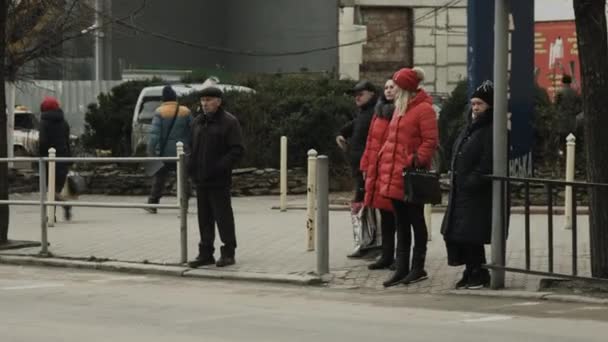 Chernivtsi, Ucrânia - 23.12.2019. as pessoas vão silenciosamente atravessar a estrada em uma cidade barulhenta — Vídeo de Stock
