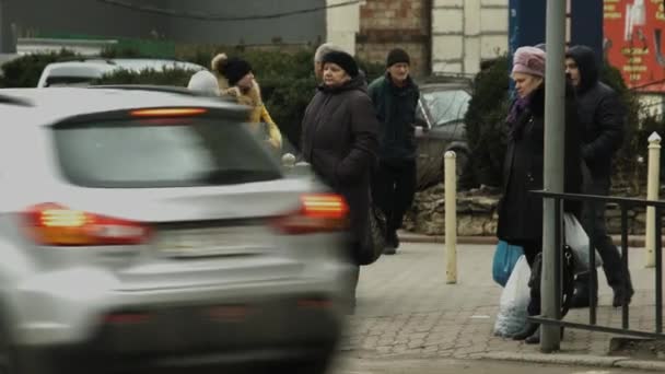 Chernivtsi, Ucraina - 23.12.2019.persone in attesa del via libera formano una folla di fronte al marciapiede — Video Stock