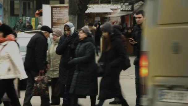 Chernivtsi, Ukrajna - 23.12.2019.Az emberek átkelnek az úton és mindenkit siettetnek az ügyeikben — Stock videók