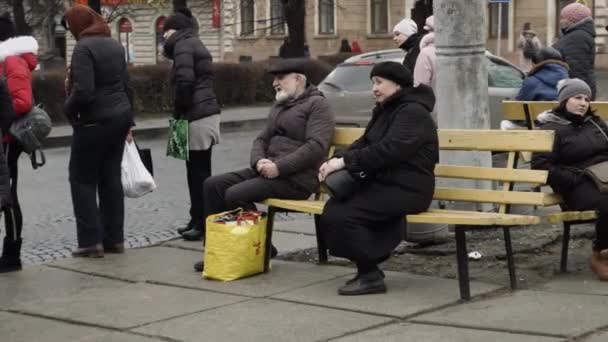 Chernivtsi, Ukrajna-23.12.2019.Az emberek idegesen nézik a közeledő buszt — Stock videók