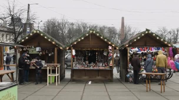 Chernivtsi, Ukrajna-23.12.2019. aranyos házak karácsonyi dekoráció show ki a város szívében — Stock videók