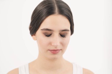 Çerçevede ağlayan genç bir kız. Yüzünü yaklaştır. Gözyaşlarıyla şımartılmış makyaj.