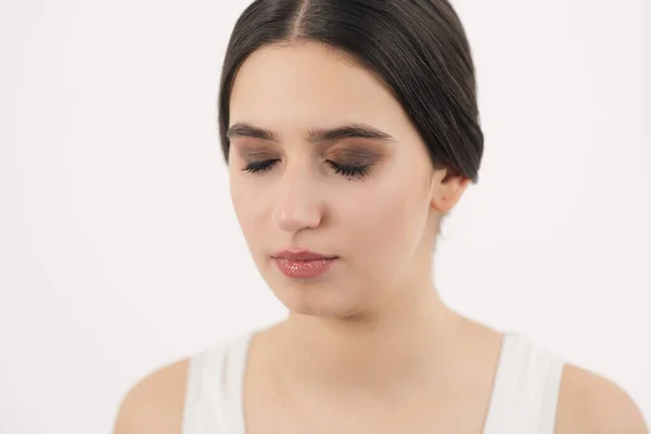 O rímel espalhou-se na cara das raparigas. Cara para cima. Menina com olhos fechados. — Fotografia de Stock