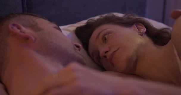 Close-up de uma mulher olhando no amor para o marido beijando-a — Vídeo de Stock
