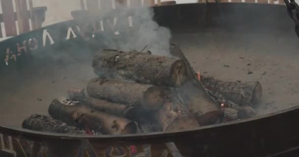 Bukovel, Ukrayna - 25 Aralık 2020: Hutsul kampında yangın. Kapat. — Stok video