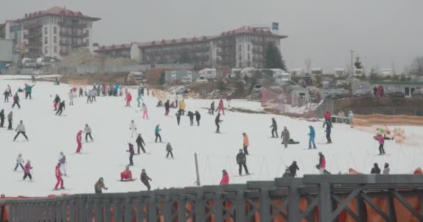 Bukovel, Ukraina - 25 december 2020: människor åker skidor under vintersäsongen. Strunta i karantänreglerna — Stockvideo