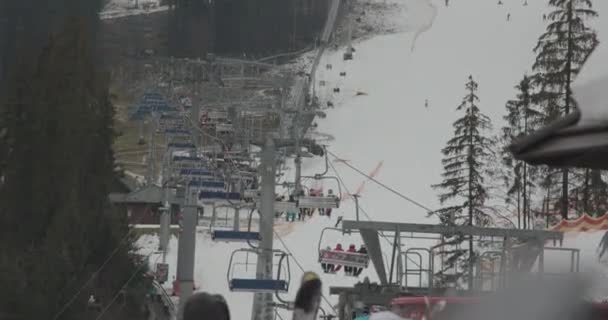 Bukovel, Ukraina - 25 december 2020: Folk åker upp till backen för att åka skidor. Semester koppla av — Stockvideo