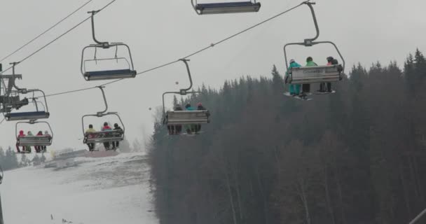 Bukovel, Ukrajna - December 25, 2020: Az emberek felmennek a hegyre síelni. maszk nélkül — Stock videók