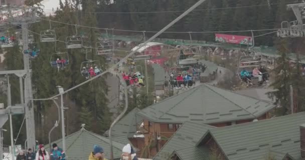 Bukovel, Ουκρανία - 25 Δεκεμβρίου 2020: Μεγάλος αριθμός τουριστών στην τουριστική πόλη. Οι άνθρωποι έρχονται να ξεκουραστούν στα βουνά. Ερυθρά ζώνη καραντίνας covid19 — Αρχείο Βίντεο