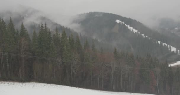 Bukovel, Ucrania - 25 de diciembre de 2020: Panorama de las montañas en Bukovel. Árboles y nieve en temporada de fiestas — Vídeo de stock