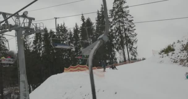 Bukovel, Ukrayna - 25 Aralık 2020: İnsanlar kayak yapmak için tepeye çıkıyorlar. Tatiller rahatlatır. — Stok video