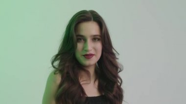 Siyah elbiseli güzel kız neon ışıkta dans ediyor..