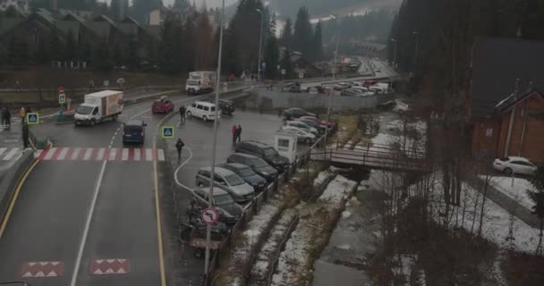 Bukowel, Ukraina - 25 grudnia 2020: Wiele samochodów na parkingu. Ludzie ignorują kwarantannę i relaksują się.. — Wideo stockowe