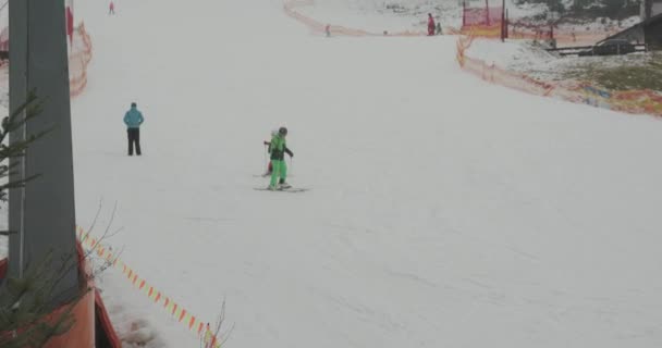 Bukovel, Ucrania - 25 de diciembre de 2020: la gente va a esquiar en la temporada de invierno. Vacaciones de Navidad — Vídeo de stock