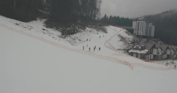 Bukovel, Ukraina - 25 december 2020: människor åker skidor under vintersäsongen. Julhelger — Stockvideo