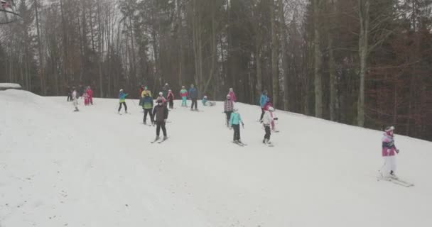 Bukovel, Ucrania - 25 de diciembre de 2020: la gente va a esquiar en la temporada de invierno. Vacaciones de Navidad — Vídeo de stock