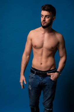 Model çocuk başka tarafa bakıyor. Karizmatik adam sadece kot pantolon giyiyor..