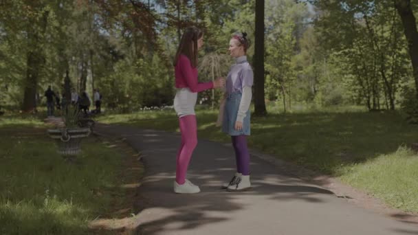 Känslomässig kommunikation mellan två tjejer i parken. Tonårsproblem i flickvänskap. — Stockvideo