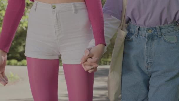 Forte stretta di mano di due amiche. Abbracci, trasferimento di sentimenti. — Video Stock