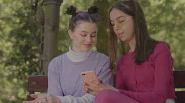 Kızlar telefonda vakit geçirir çünkü bağımsız çalışırlar..