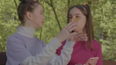Kız, parktaki yeni kız arkadaş küpelerini düşünüyor. Ona dokunan bir küpeyi inceliyorum..