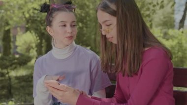 İki lezbiyen piliç sarılarak zaman geçirir ve biri yürürken birbirlerini uzaklaştırırlar..