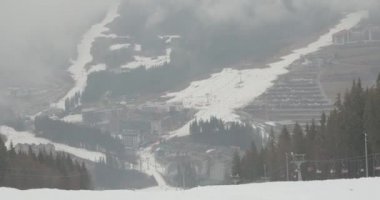 Bukovel, Ukrayna - 25 Aralık 2020: Bukovel dağından görüntü. Yeni binalar. Bütünlük büyüdü.