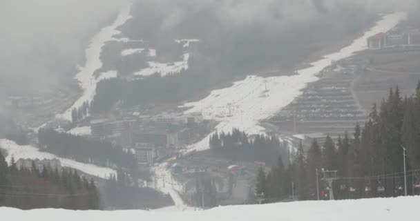 Bukovel, Ucrânia - 25 de dezembro de 2020: Vista da montanha da cidade turística Bukovel. Novos edifícios. Buisness crescido — Vídeo de Stock