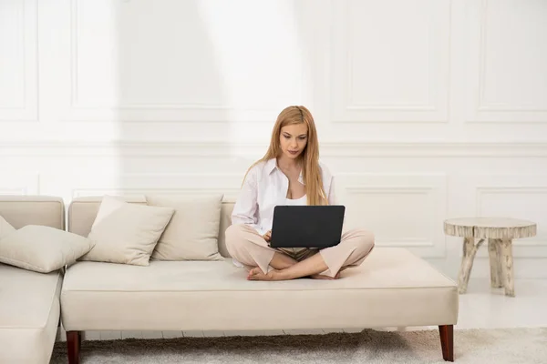 Een vrouw die thuis aan de computer werkt. Vrouw die weg is van huis. — Stockfoto