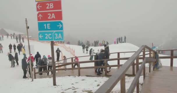 Bukovel, Ucrania - 25 de diciembre de 2020: Personas en lugares turísticos descansando. El lugar más popular en Ucrania — Vídeo de stock