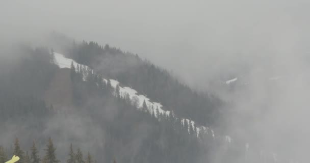 Bukovel, Ουκρανία - 25 Δεκεμβρίου 2020: οι άνθρωποι πηγαίνουν για σκι τη χειμερινή περίοδο στα βουνά. Χριστουγεννιάτικες διακοπές — Αρχείο Βίντεο