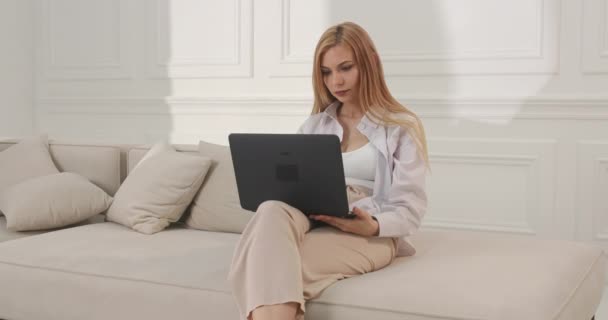Frau, die als freie Mitarbeiterin arbeitet. Arbeiten Sie von zu Hause aus am Laptop. — Stockvideo