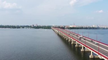 Dnipro, Ukrayna - 17 Temmuz 2021: Büyük Ukrayna şehri Dinyeper. Dnipro nehrinin üzerinde inşa ediliyor.