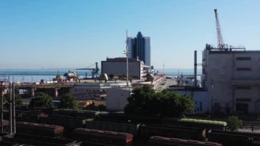 Odesa, Ukrayna - 17 Temmuz 2021: Büyük Ukrayna şehri Odesa. Karadeniz kıyısındaki Odesa sanayi limanı