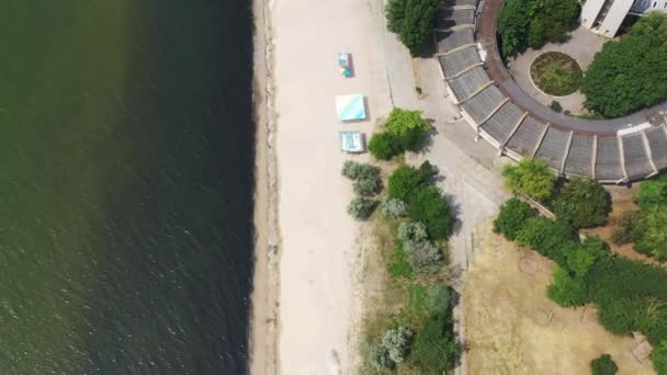 Odesa, Ukrajina - 17. července 2021: Velké ukrajinské město Odesa. pláž u Černého moře. letecké video — Stock video
