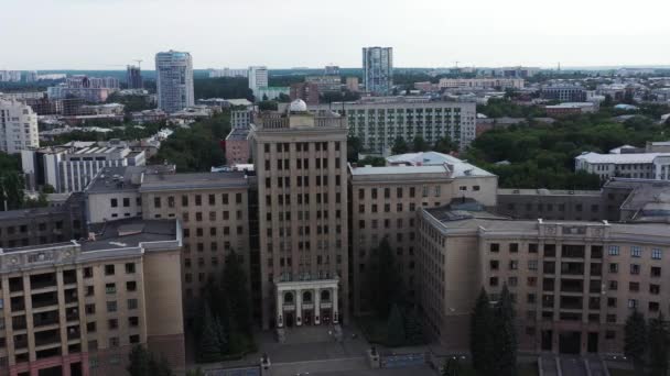 Charkiw, Ukraine - 17. Juli 2021: Ukrainische Großstadt Charkiw. Derzhprom - große konstruktivistische Struktur der Gebäude auf dem Platz der Freiheit in Charkiw. Vor der Aggression Russlands — Stockvideo