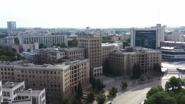 Kharkiv, Ukraina - 17 juli 2021: Storukrainska staden Kharkiv. Derzhprom - stor konstruktivistisk struktur byggnader på Frihetstorget, Charkiv. Vy över hela luften — Stockvideo