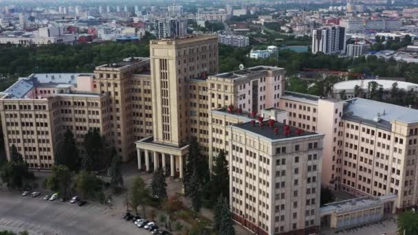 Kharkiv, Ucrania - 17 de julio de 2021: Gran ciudad ucraniana Kharkiv. Derzhprom - gran estructura constructivista de edificios en la Plaza de la Libertad, Kharkiv. Vista aérea Befor agresión de Rusia — Vídeos de Stock